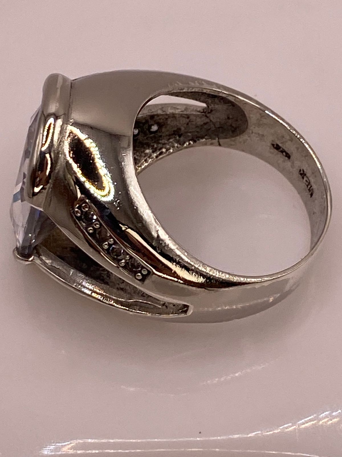 Anillo Elegante Ovalado con Zirconia Brillante en Plata Ley 925