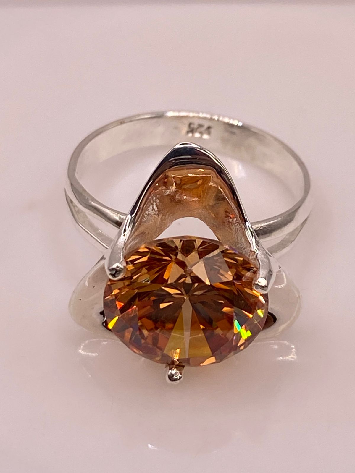 Anillo Elegante de Plata con Zirconia Dorada Corte Redondo Diseño Moderno