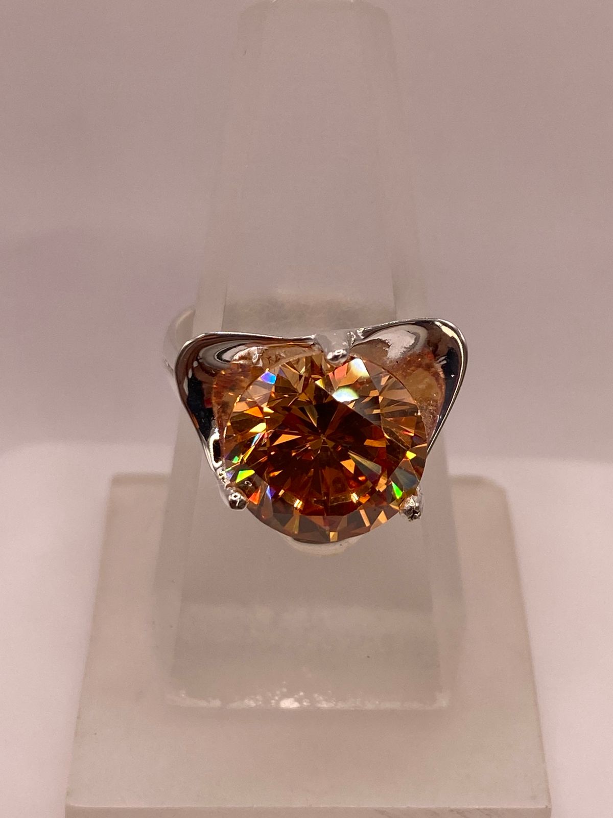 Anillo Elegante de Plata con Zirconia Dorada Corte Redondo Diseño Moderno