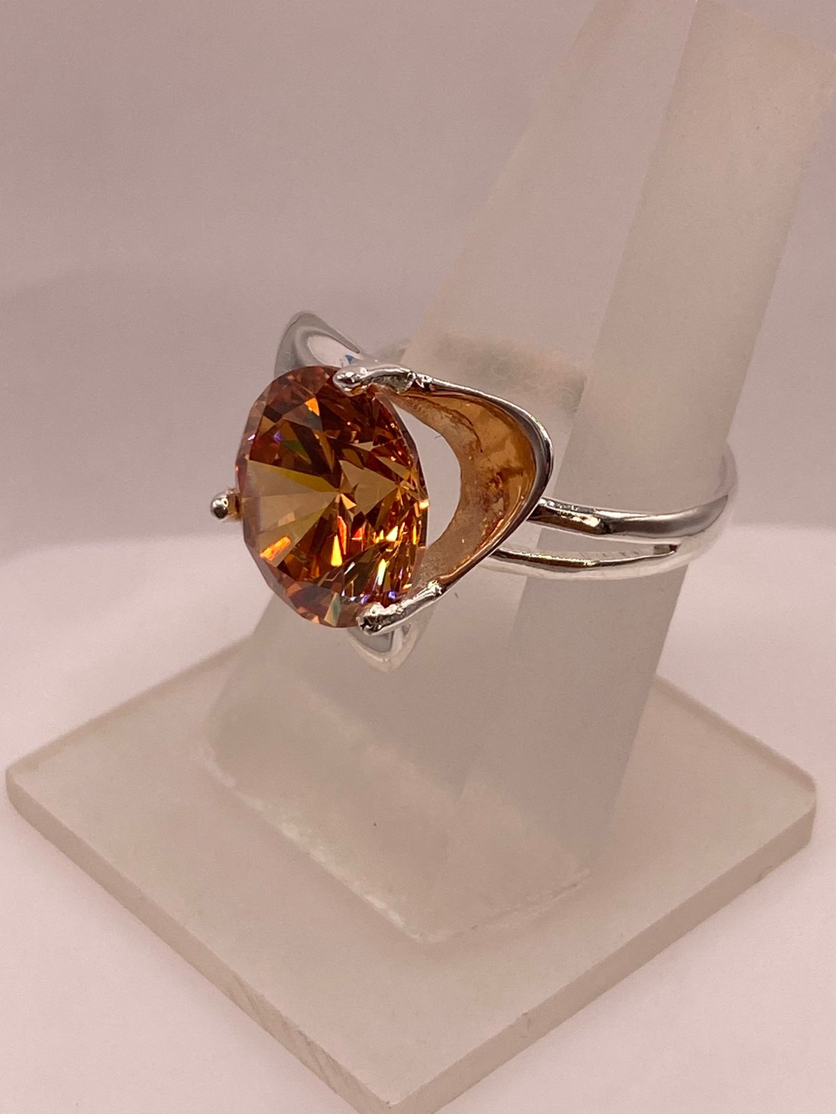 Anillo Elegante de Plata con Zirconia Dorada Corte Redondo Diseño Moderno