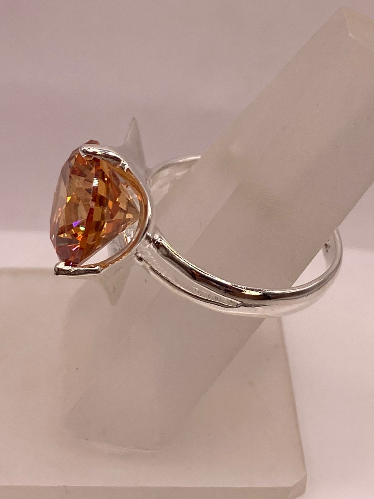 Anillo Elegante de Plata con Zirconia Dorada Corte Redondo Diseño Moderno