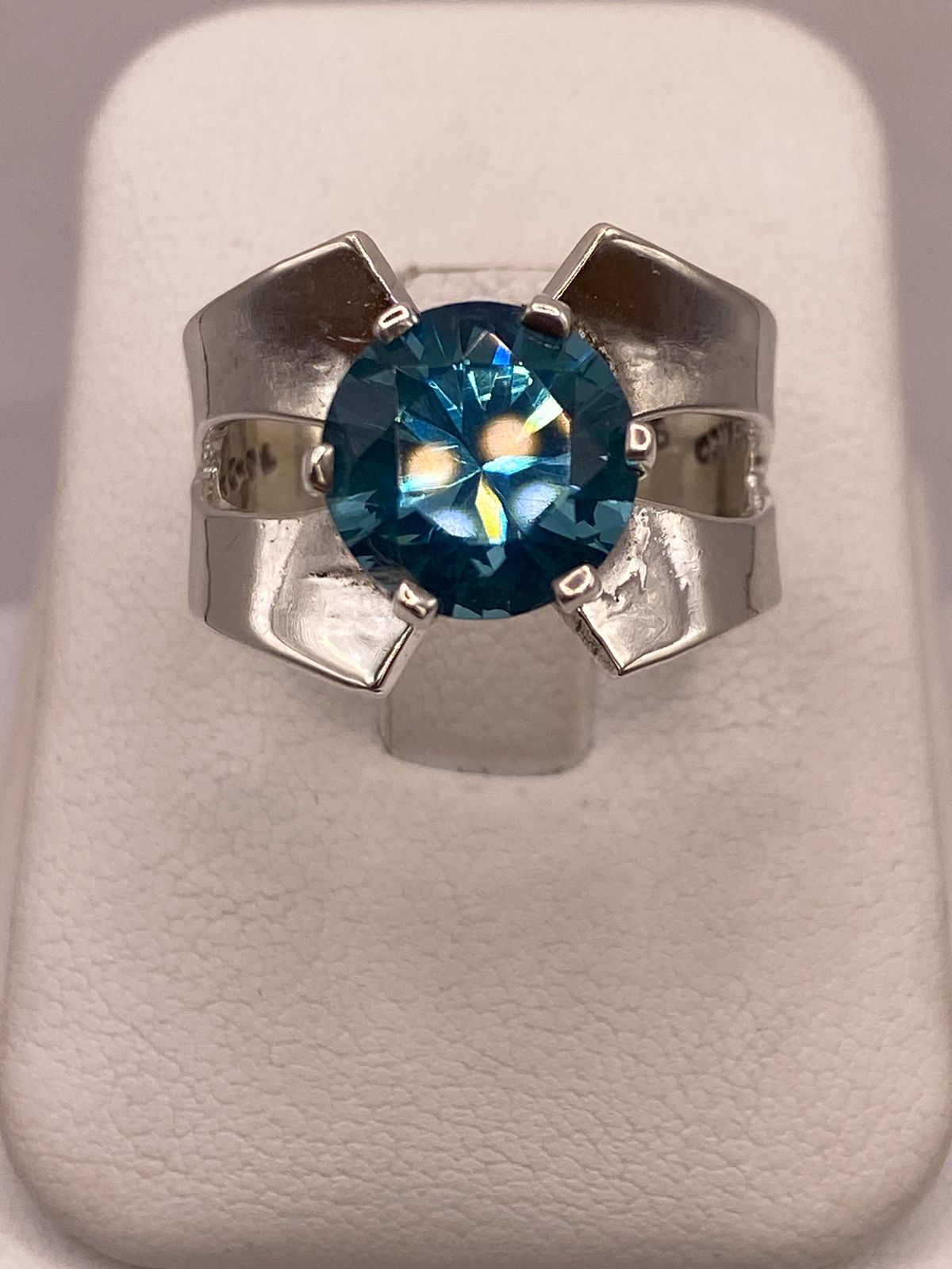 Anillo Elegante con Zirconia Azul en Plata Ley 925