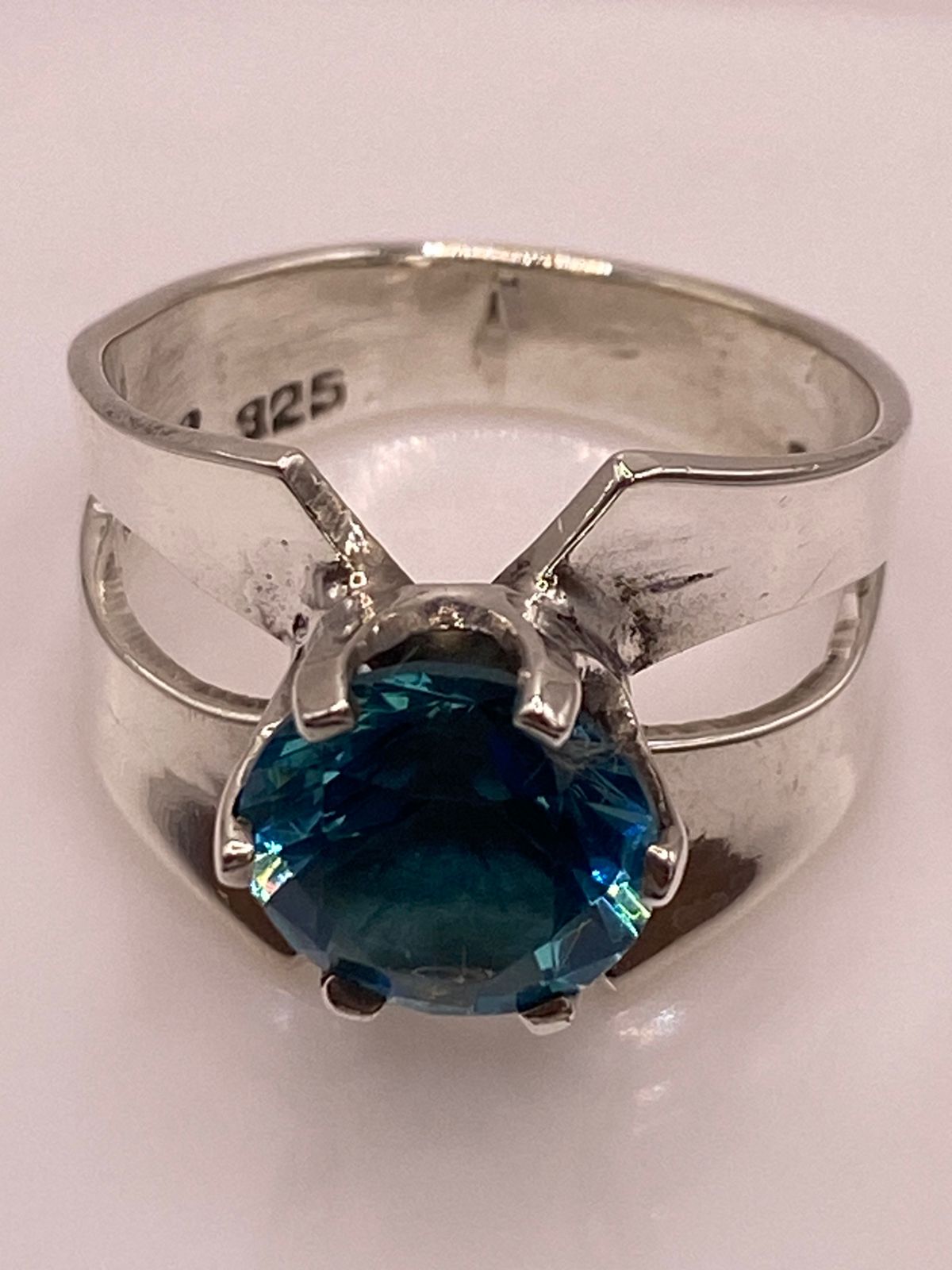 Anillo Elegante con Zirconia Azul en Plata Ley 925