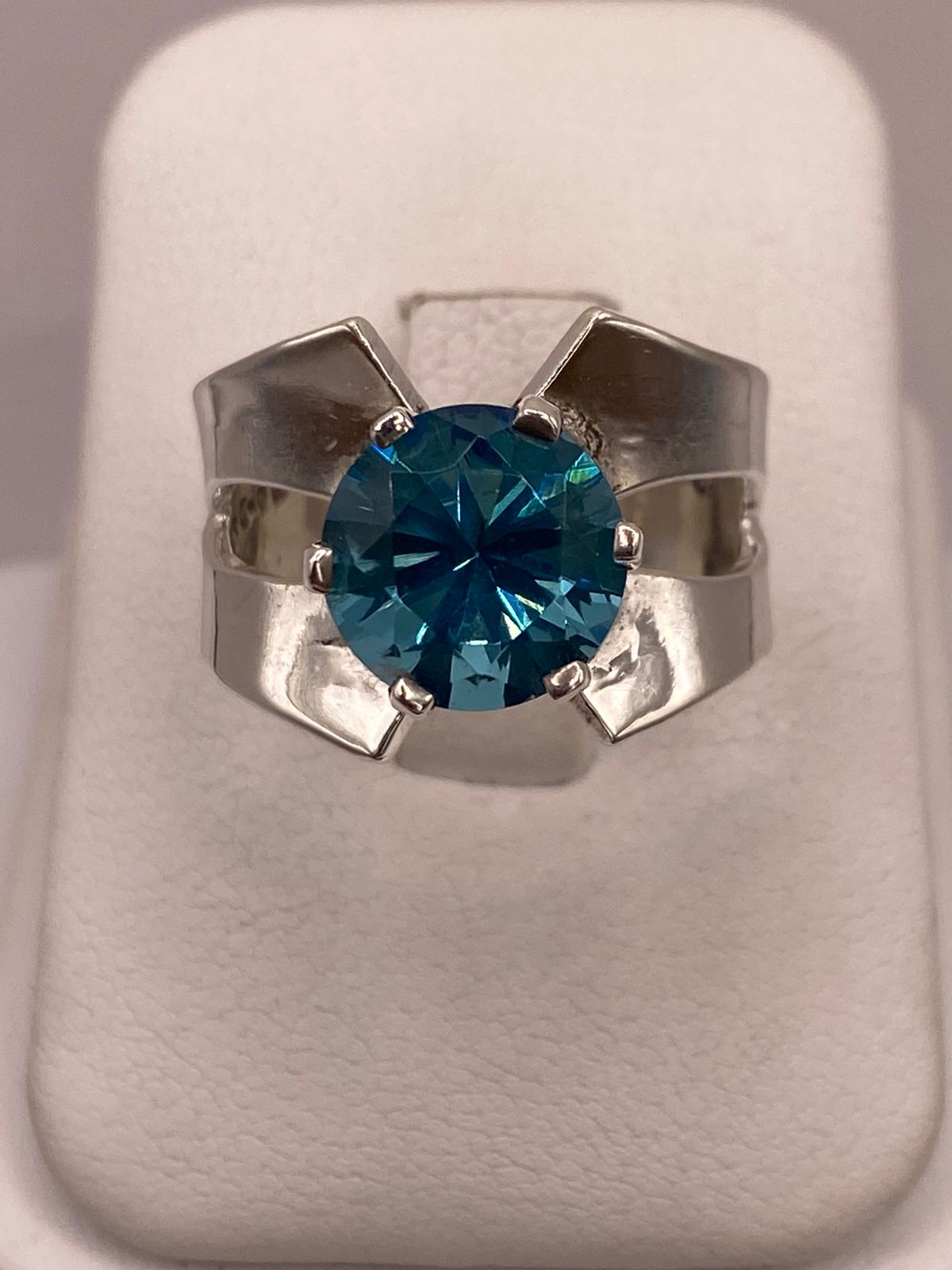 Anillo Elegante con Zirconia Azul en Plata Ley 925