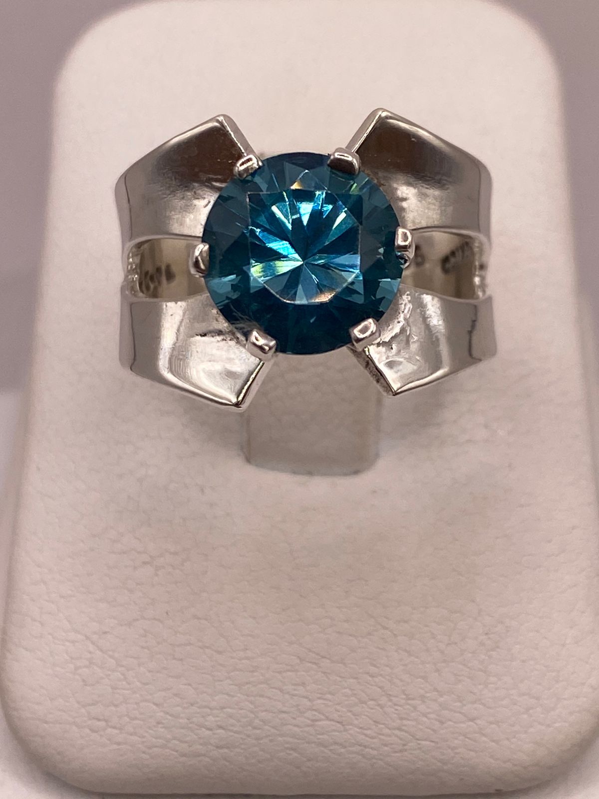 Anillo Elegante con Zirconia Azul en Plata Ley 925
