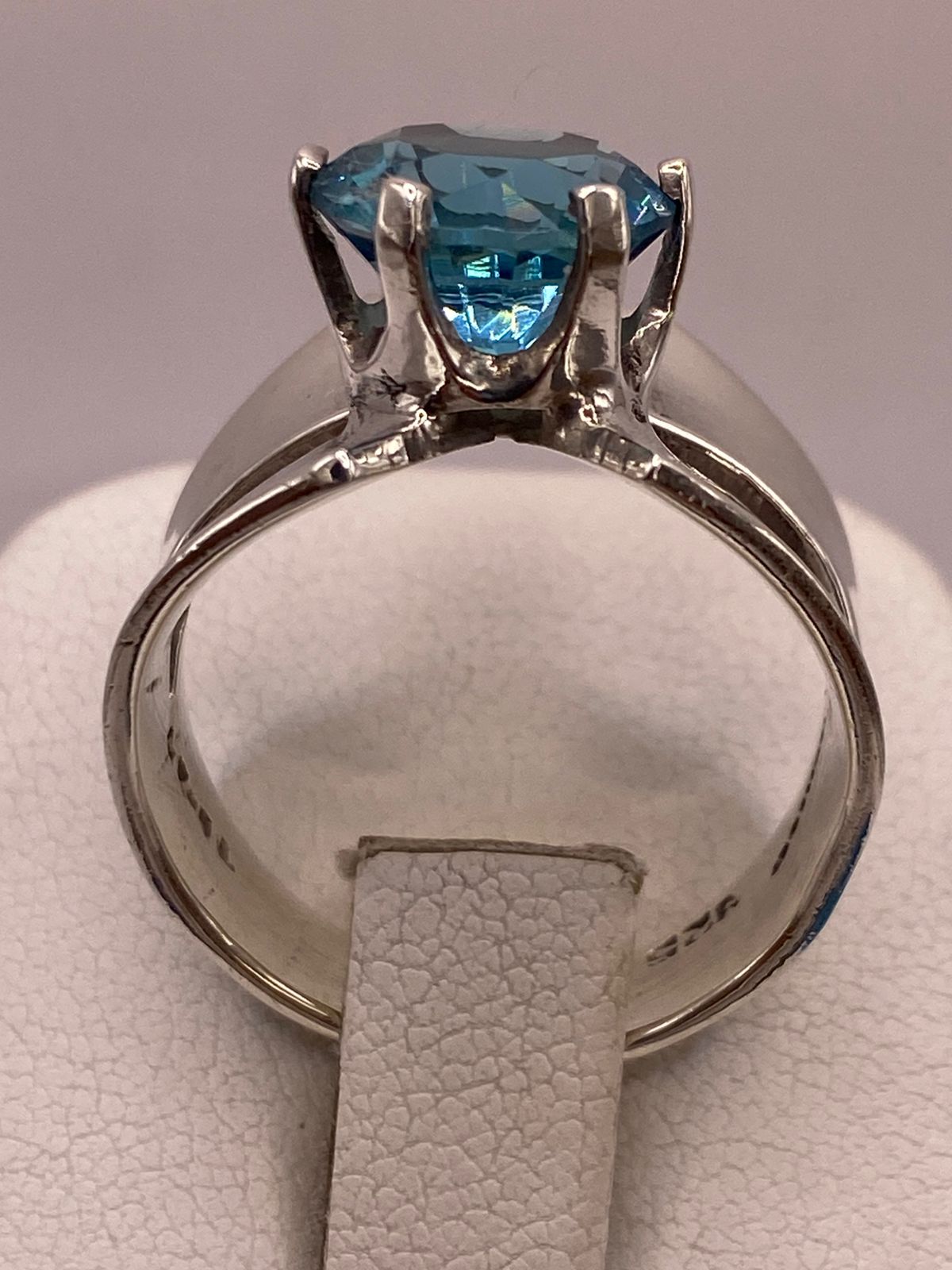 Anillo Elegante con Zirconia Azul en Plata Ley 925