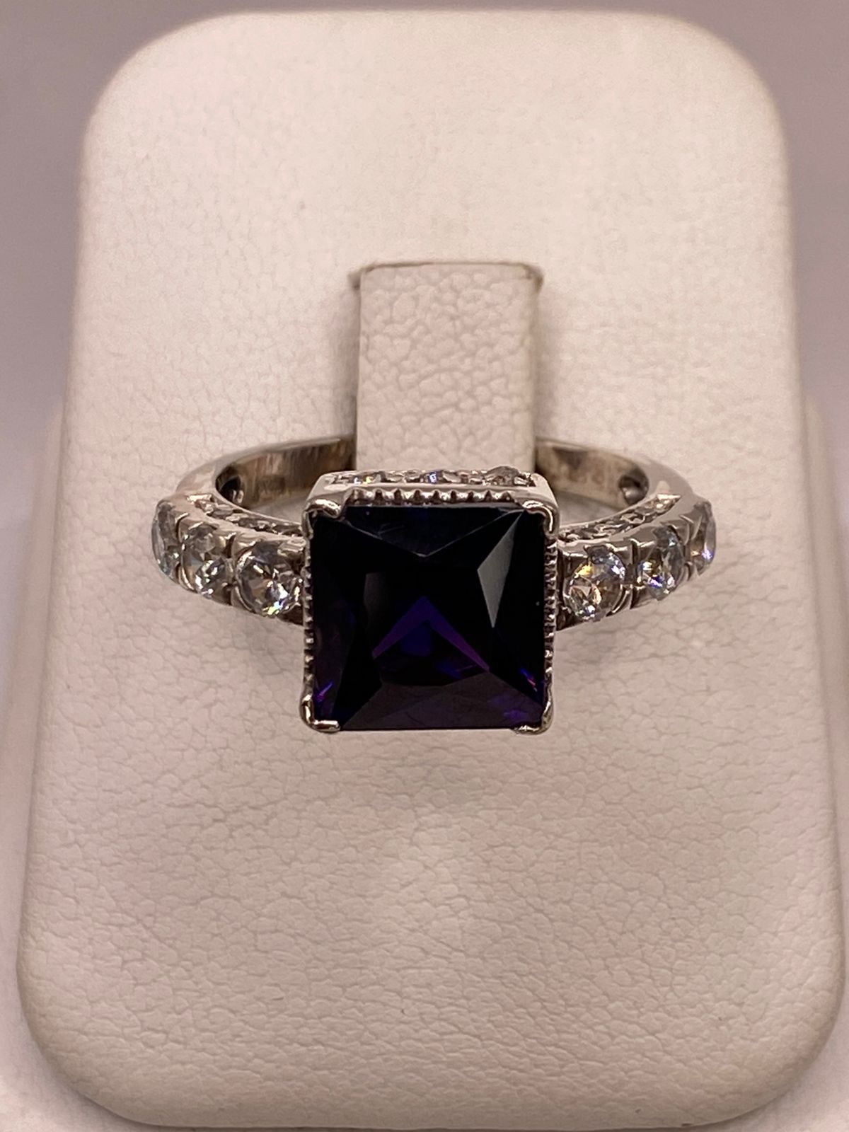 Anillo Elegante con Zirconia Morada en Corte Cuadrado en Plata Ley 925