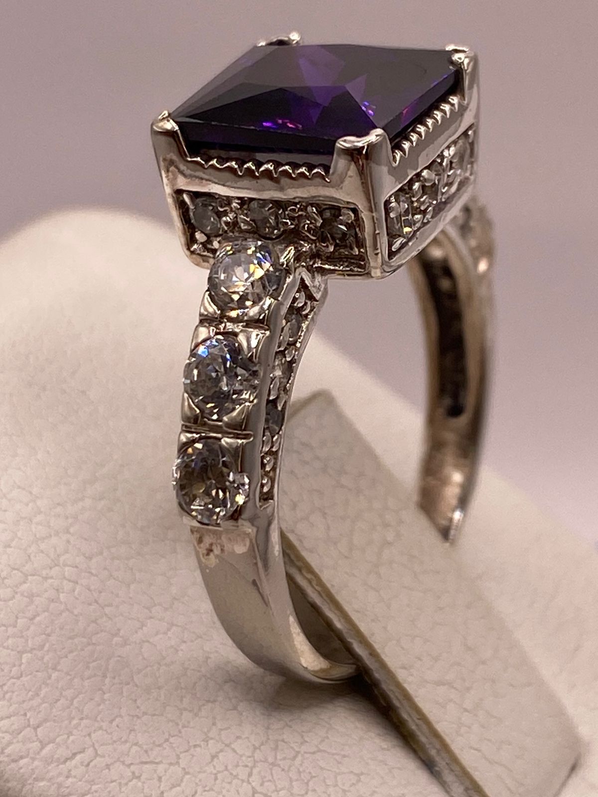 Anillo Elegante con Zirconia Morada en Corte Cuadrado en Plata Ley 925
