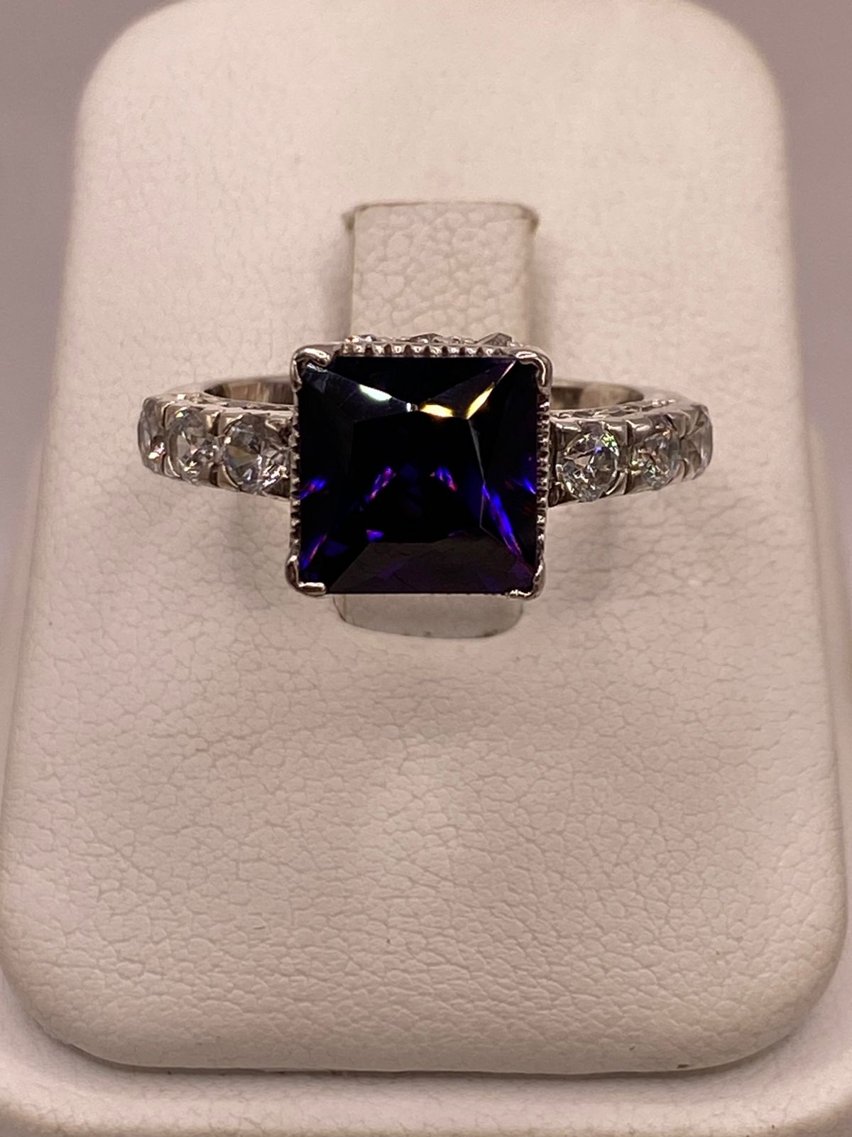 Anillo Elegante con Zirconia Morada en Corte Cuadrado en Plata Ley 925