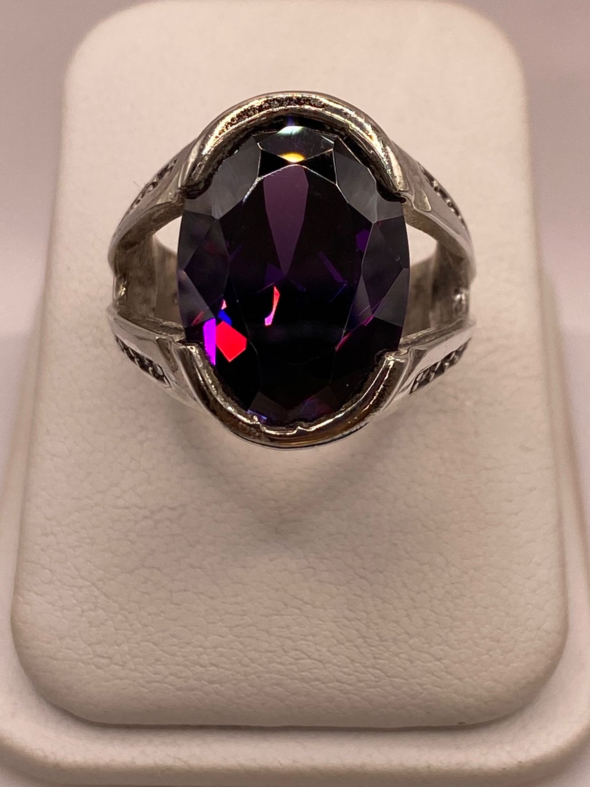 Anillo Elegante con Zirconia Morada Intensa en Plata Ley 925