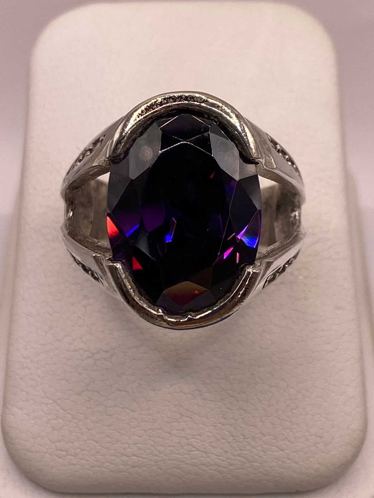Anillo Elegante con Zirconia Morada Intensa en Plata Ley 925