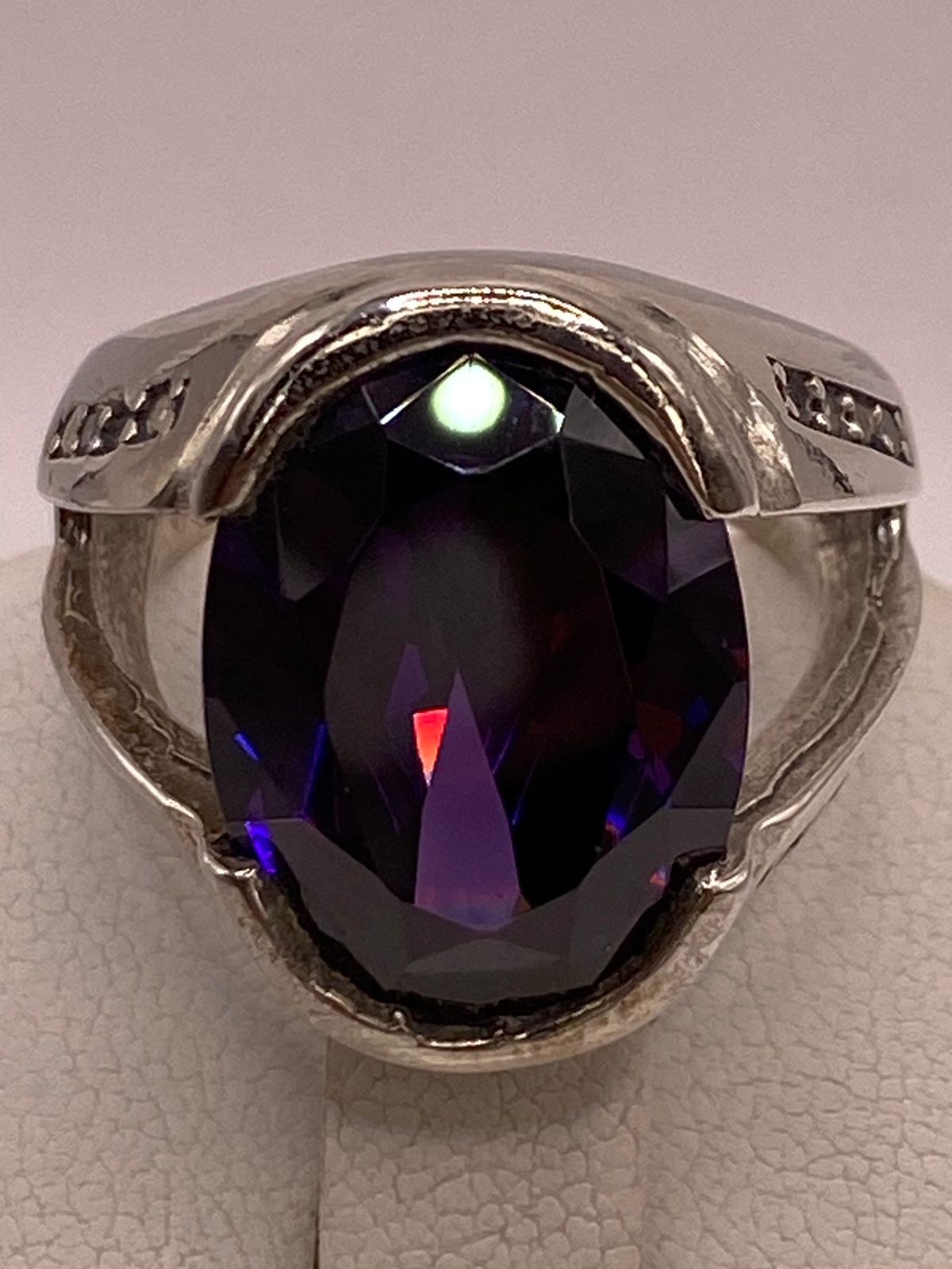 Anillo Elegante con Zirconia Morada Intensa en Plata Ley 925