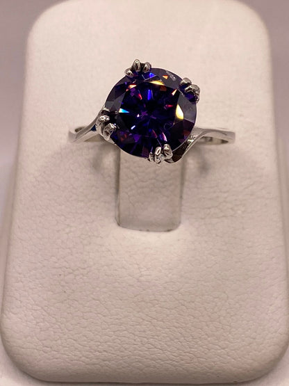 Anillo Elegante con Zirconia Morada Iridiscente en Plata Ley 925