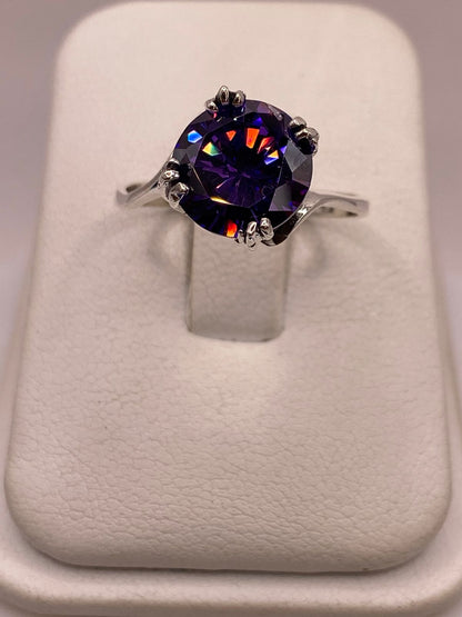 Anillo Elegante con Zirconia Morada Iridiscente en Plata Ley 925