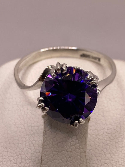 Anillo Elegante con Zirconia Morada Iridiscente en Plata Ley 925