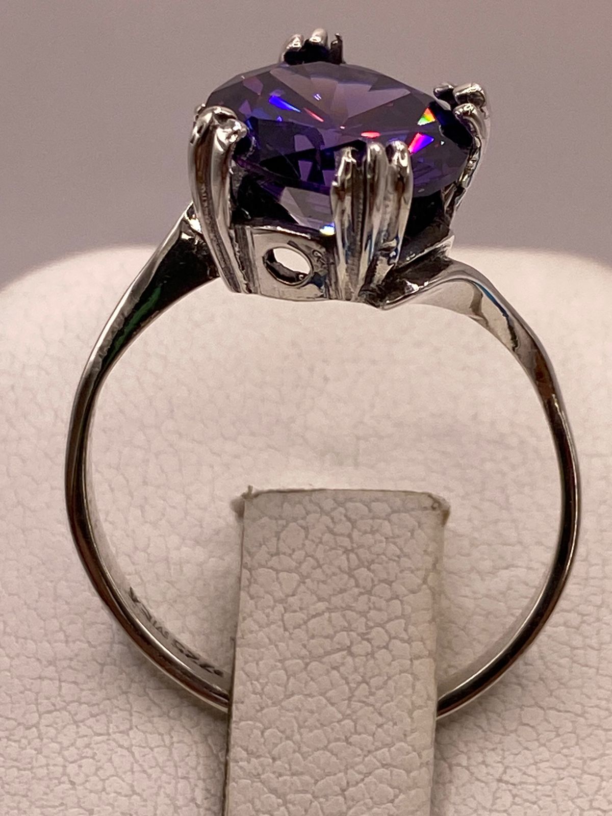 Anillo Elegante con Zirconia Morada Iridiscente en Plata Ley 925