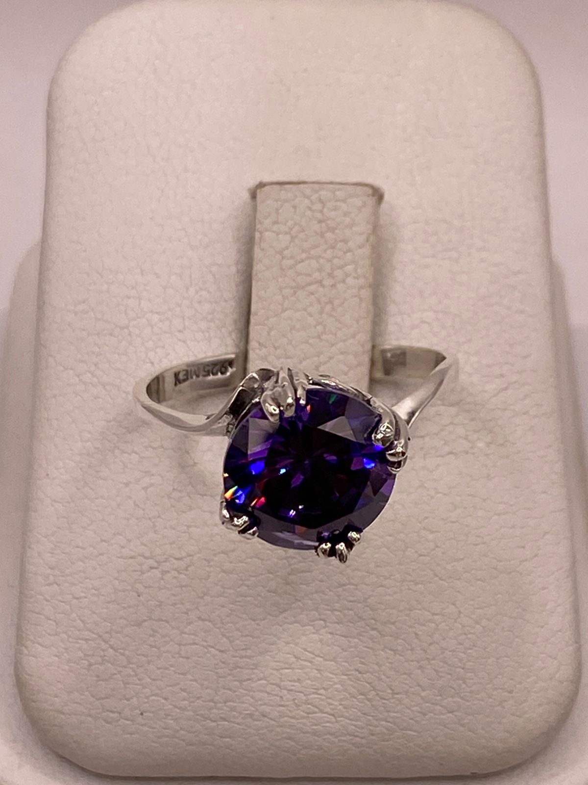 Anillo Elegante con Zirconia Morada Iridiscente en Plata Ley 925