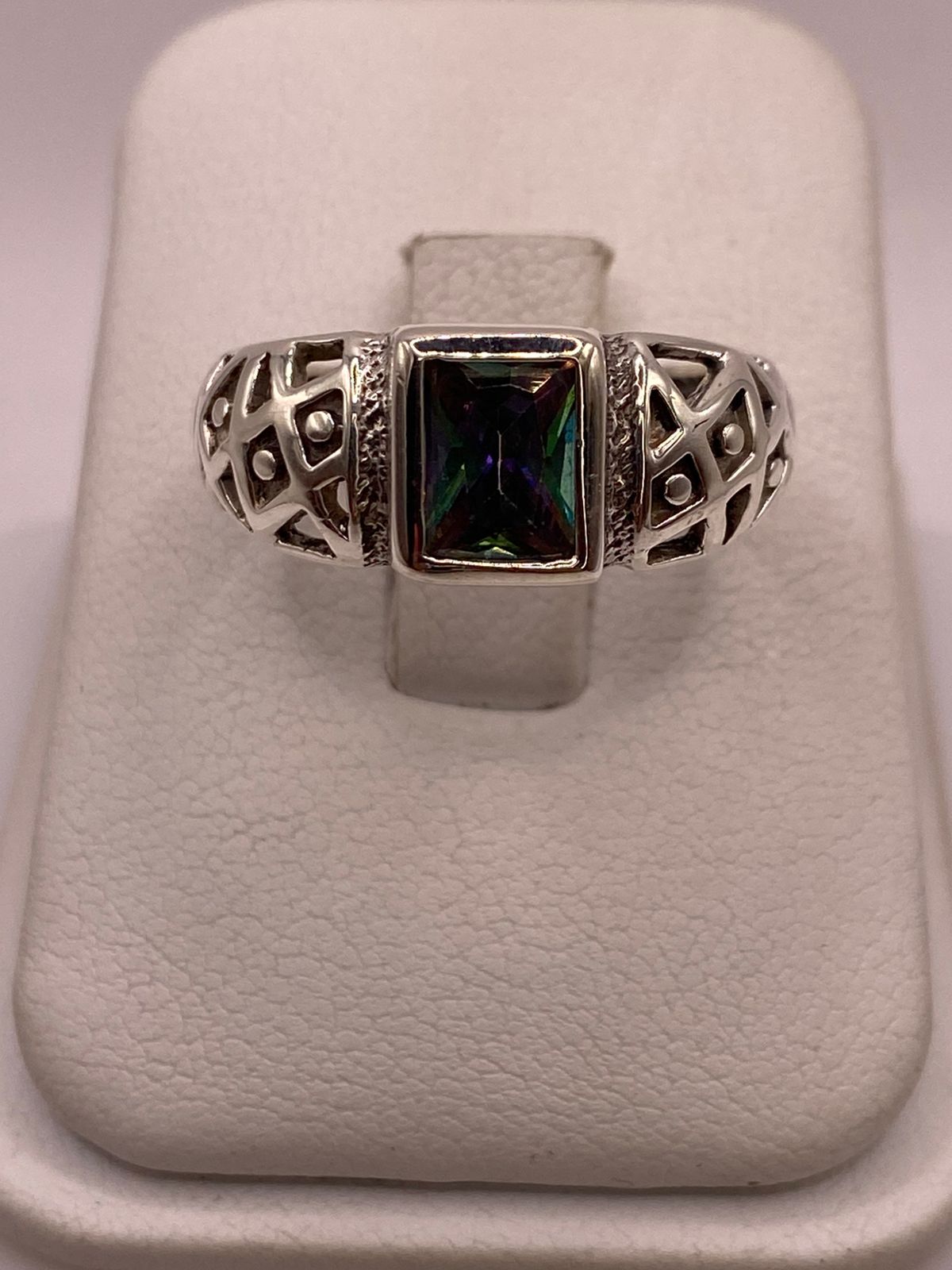 💎 Anillo Elegante con Zirconia Multicolor en Plata Ley 950 — detalle de acabado