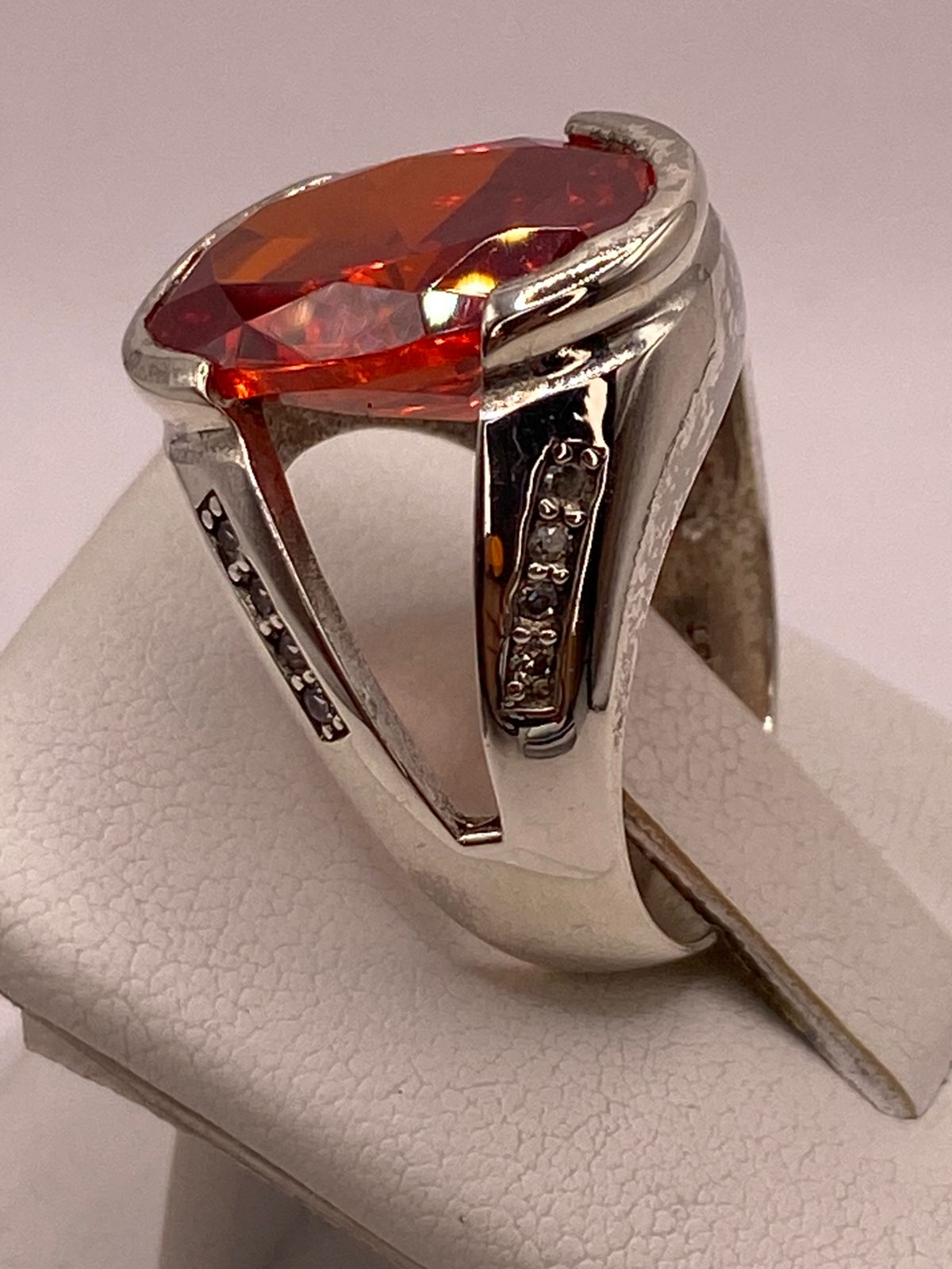 Anillo Elegante con Zirconia Naranja Intensa en Plata Ley 925
