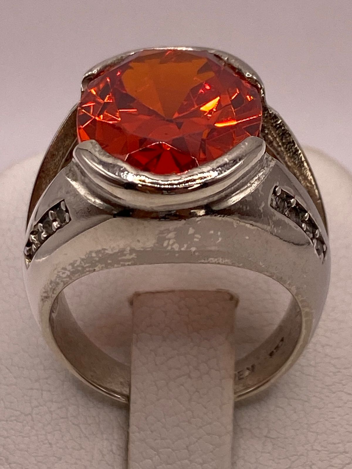 Anillo Elegante con Zirconia Naranja Intensa en Plata Ley 925