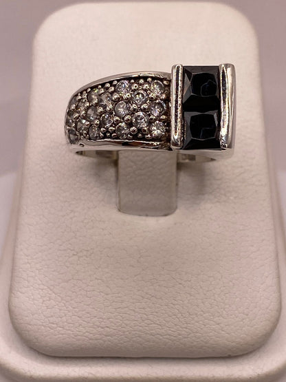 Anillo Elegante con Zirconia Negra y Detalles Brillantes en Plata Ley 925, vista frontal