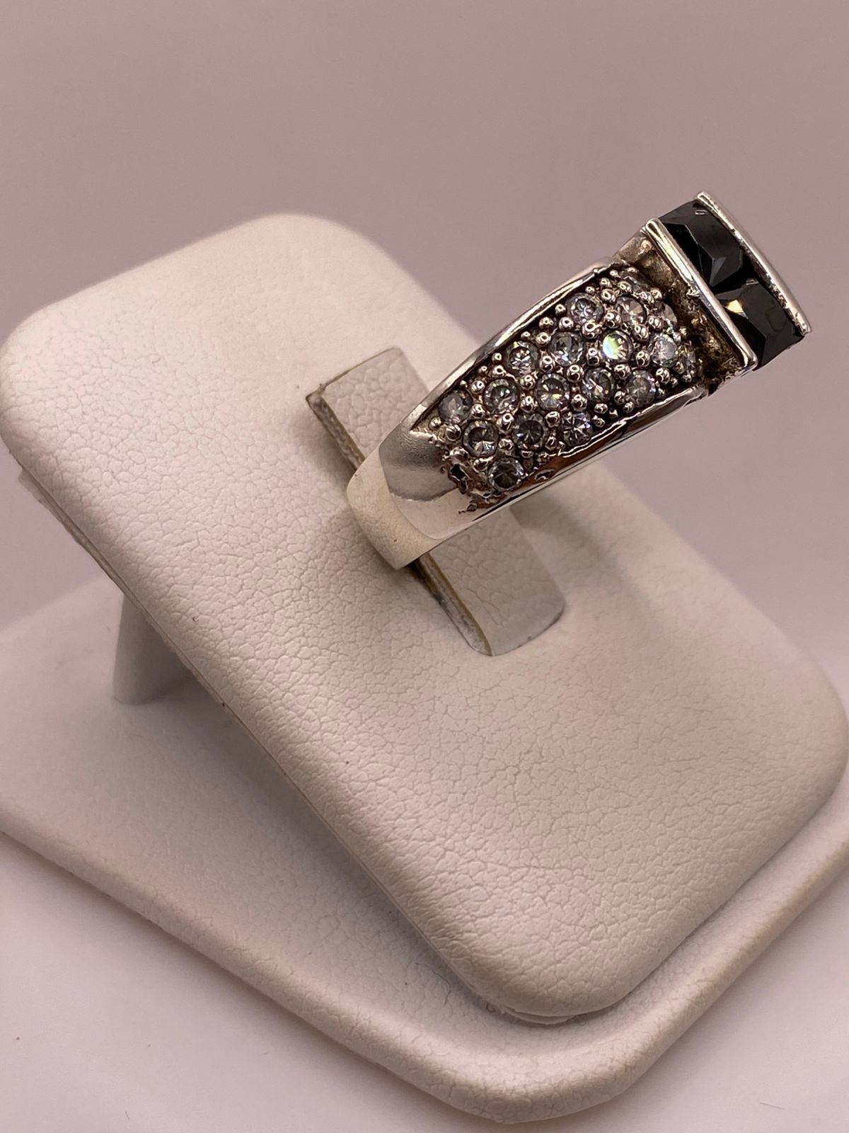 Anillo Elegante con Zirconia Negra y Detalles Brillantes en Plata Ley 925
