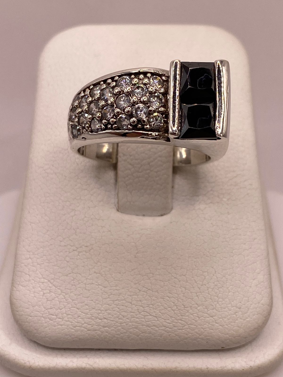 Anillo Elegante con Zirconia Negra y Detalles Brillantes en Plata Ley 925