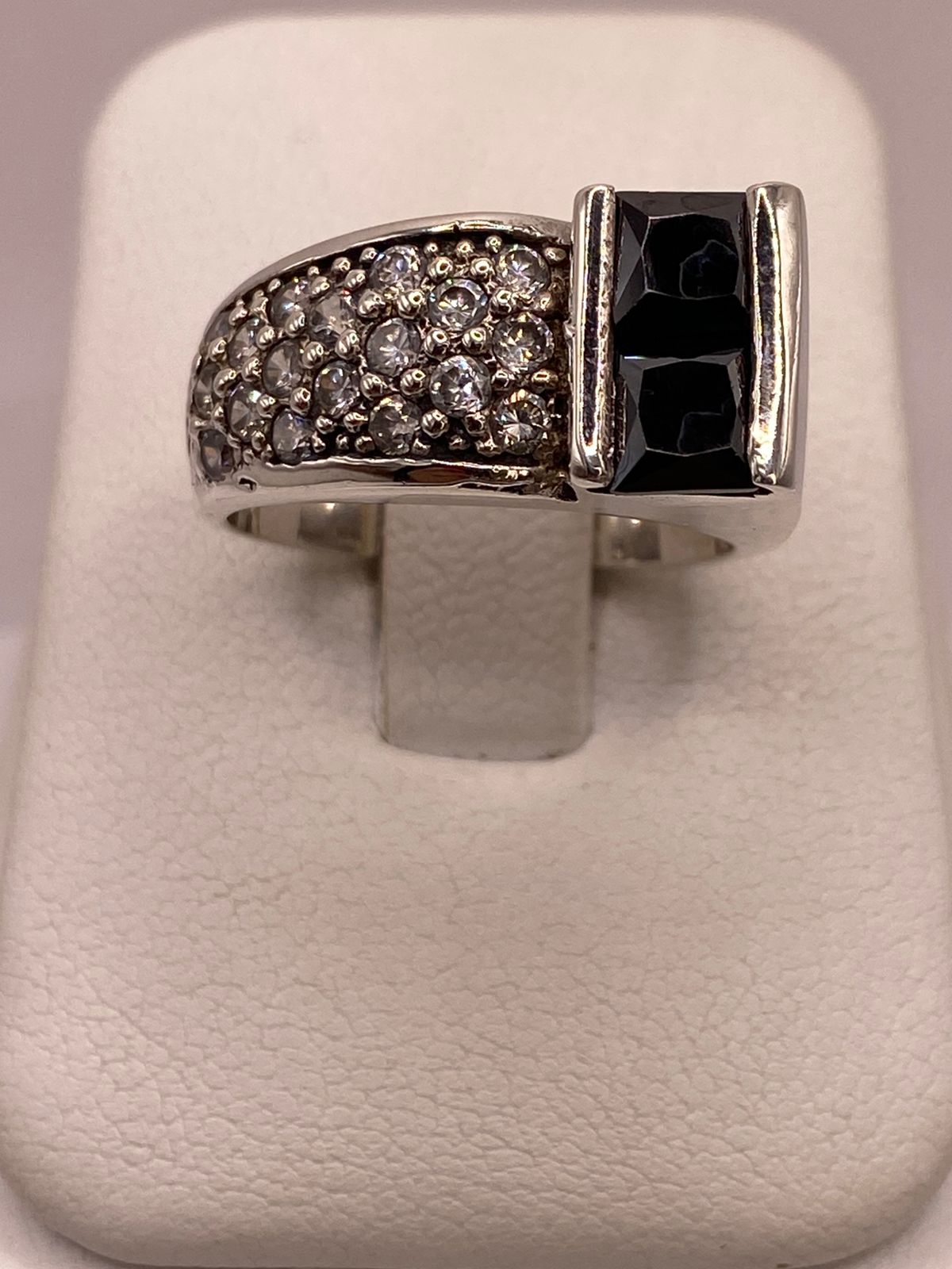 Anillo Elegante con Zirconia Negra y Detalles Brillantes en Plata Ley 925