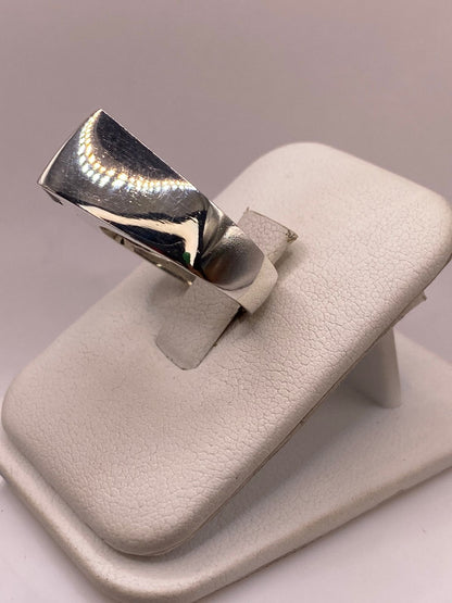 Anillo Elegante con Zirconia Negra y Detalles Brillantes en Plata Ley 925, vista de detalle