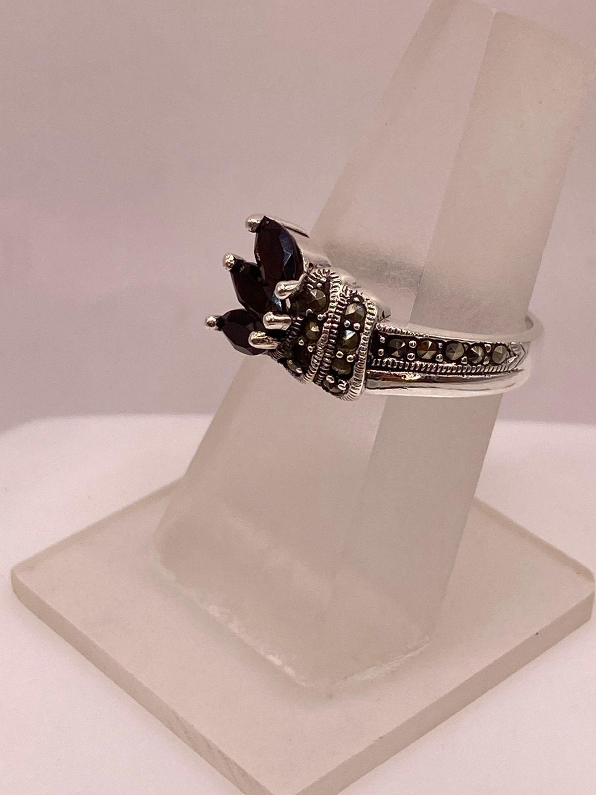 Anillo Elegante con Zirconia Roja y Marquesitas en Plata Ley 925