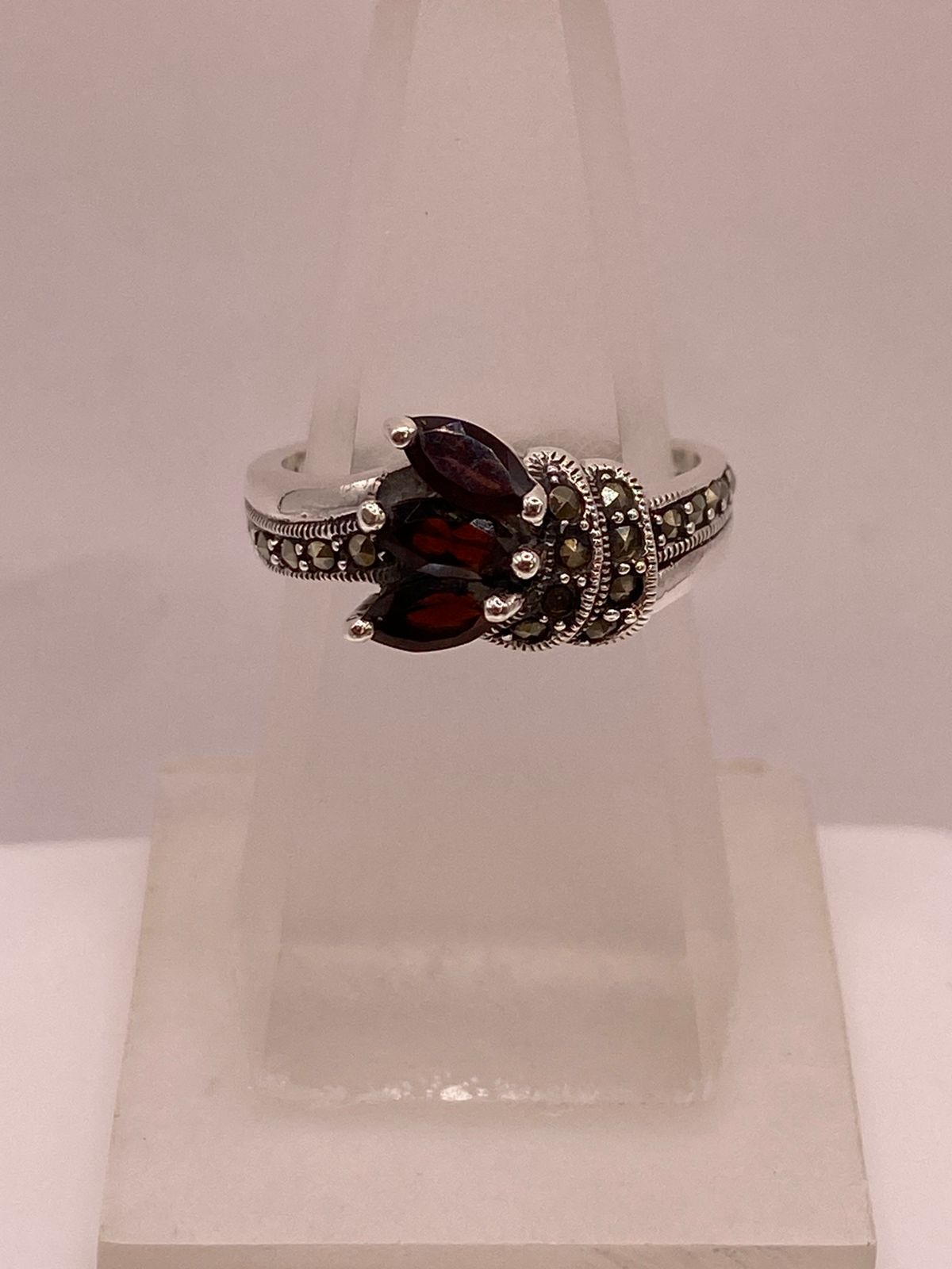 Anillo Elegante con Zirconia Roja y Marquesitas en Plata Ley 925