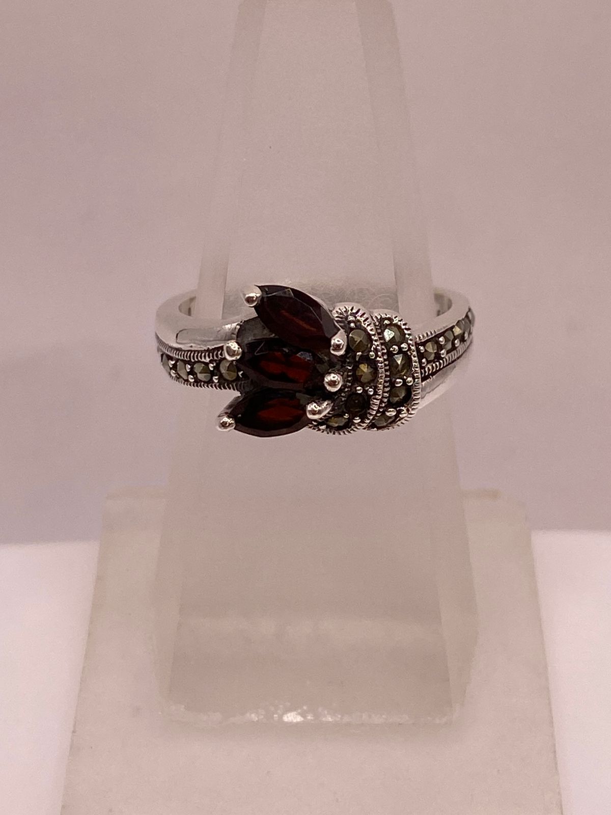 Anillo Elegante con Zirconia Roja y Marquesitas en Plata Ley 925