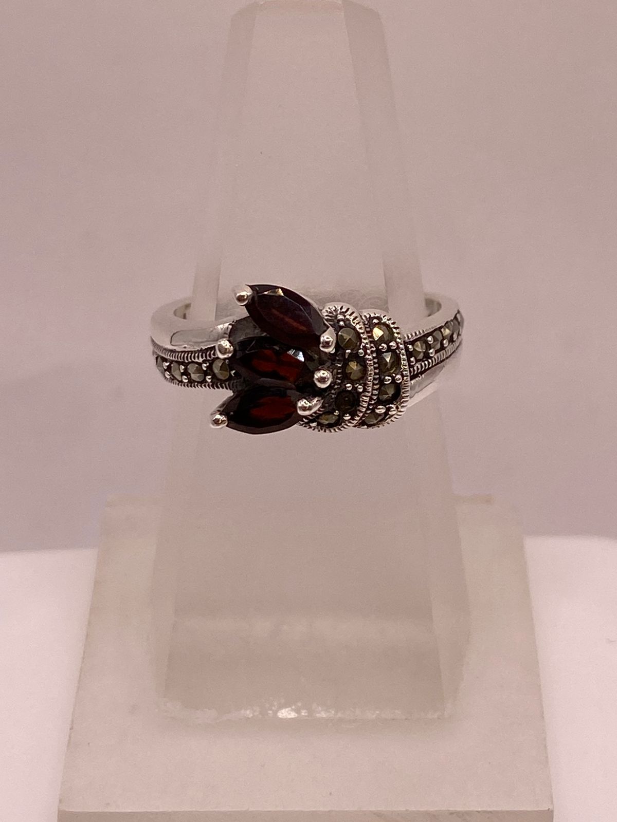 Anillo Elegante con Zirconia Roja y Marquesitas en Plata Ley 925