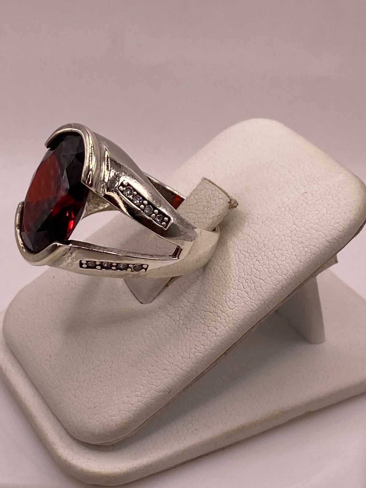 Anillo Elegante con Zirconia Rojo Oscuro en Plata Ley 925