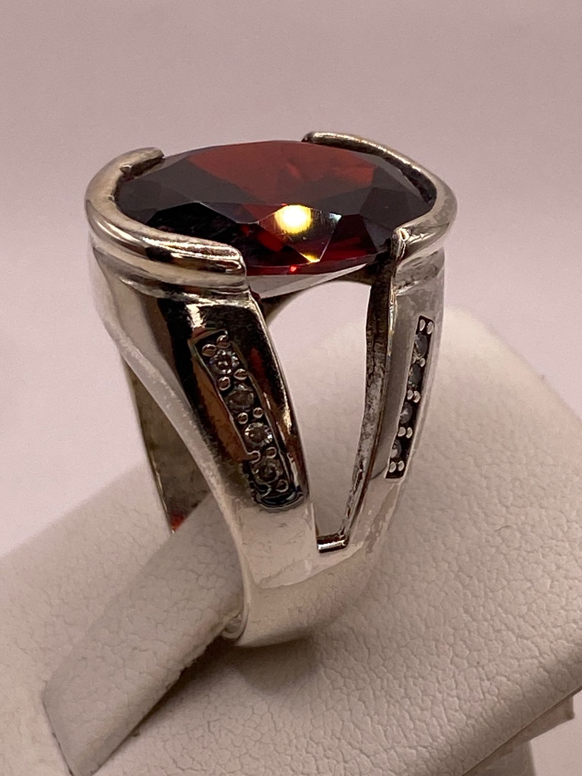 Anillo Elegante con Zirconia Rojo Oscuro en Plata Ley 925