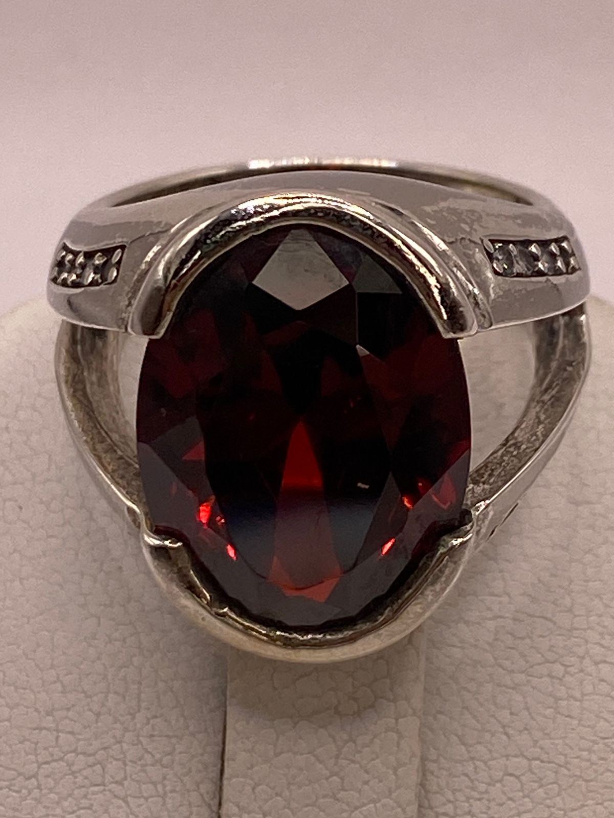Anillo Elegante con Zirconia Rojo Oscuro en Plata Ley 925