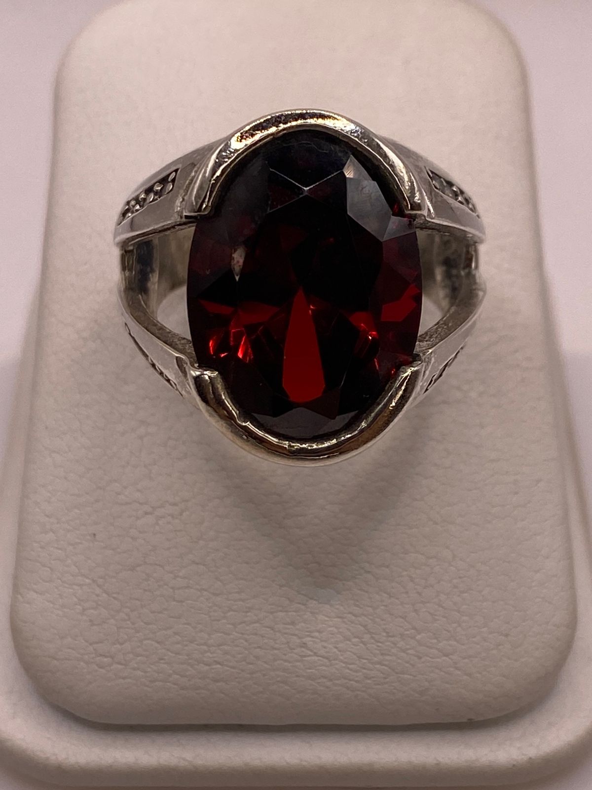 Anillo Elegante con Zirconia Rojo Oscuro en Plata Ley 925