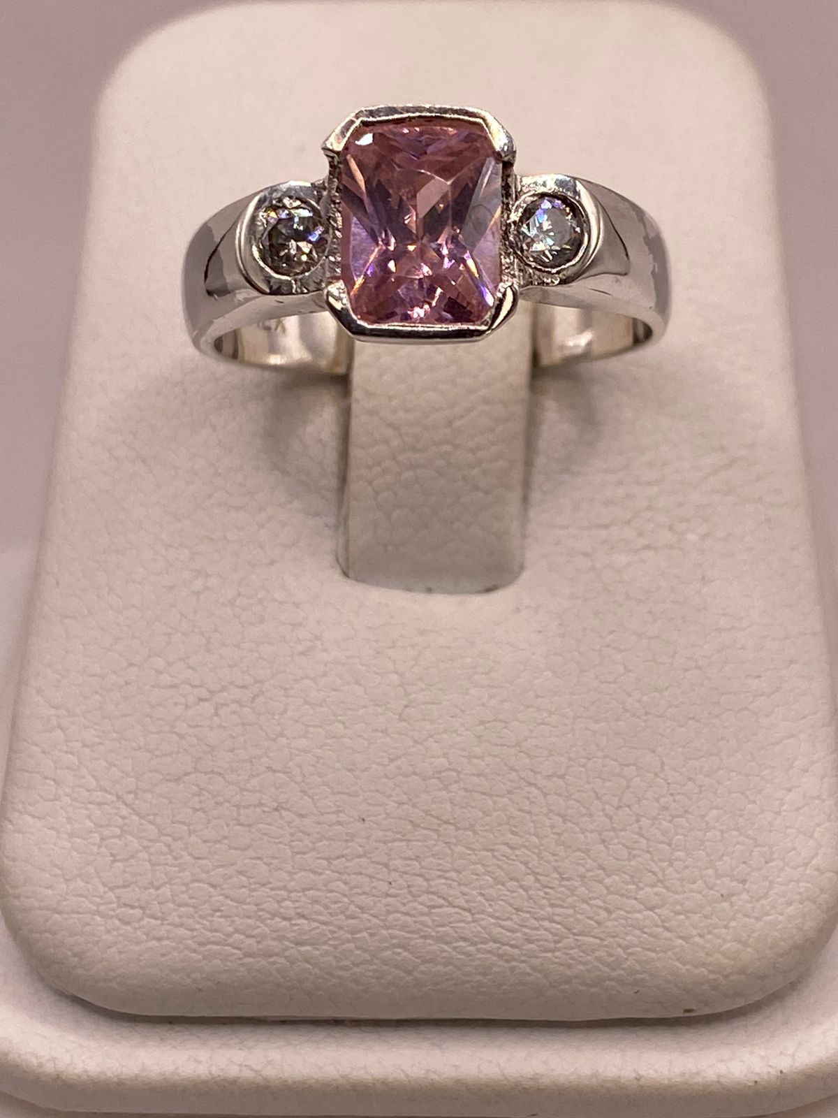 Anillo Elegante con Zirconia Rosa en Plata Ley 925