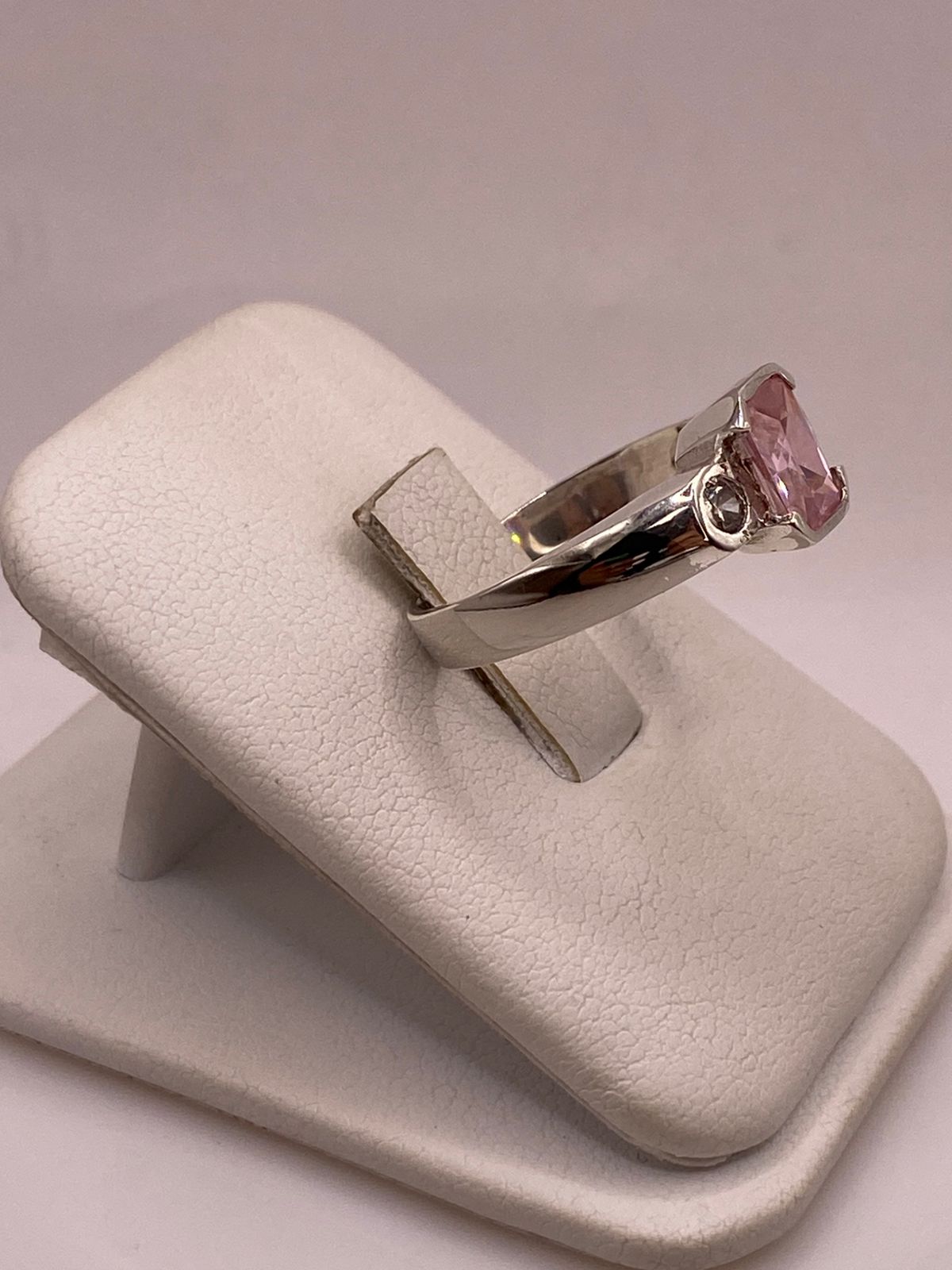 Anillo Elegante con Zirconia Rosa en Plata Ley 925