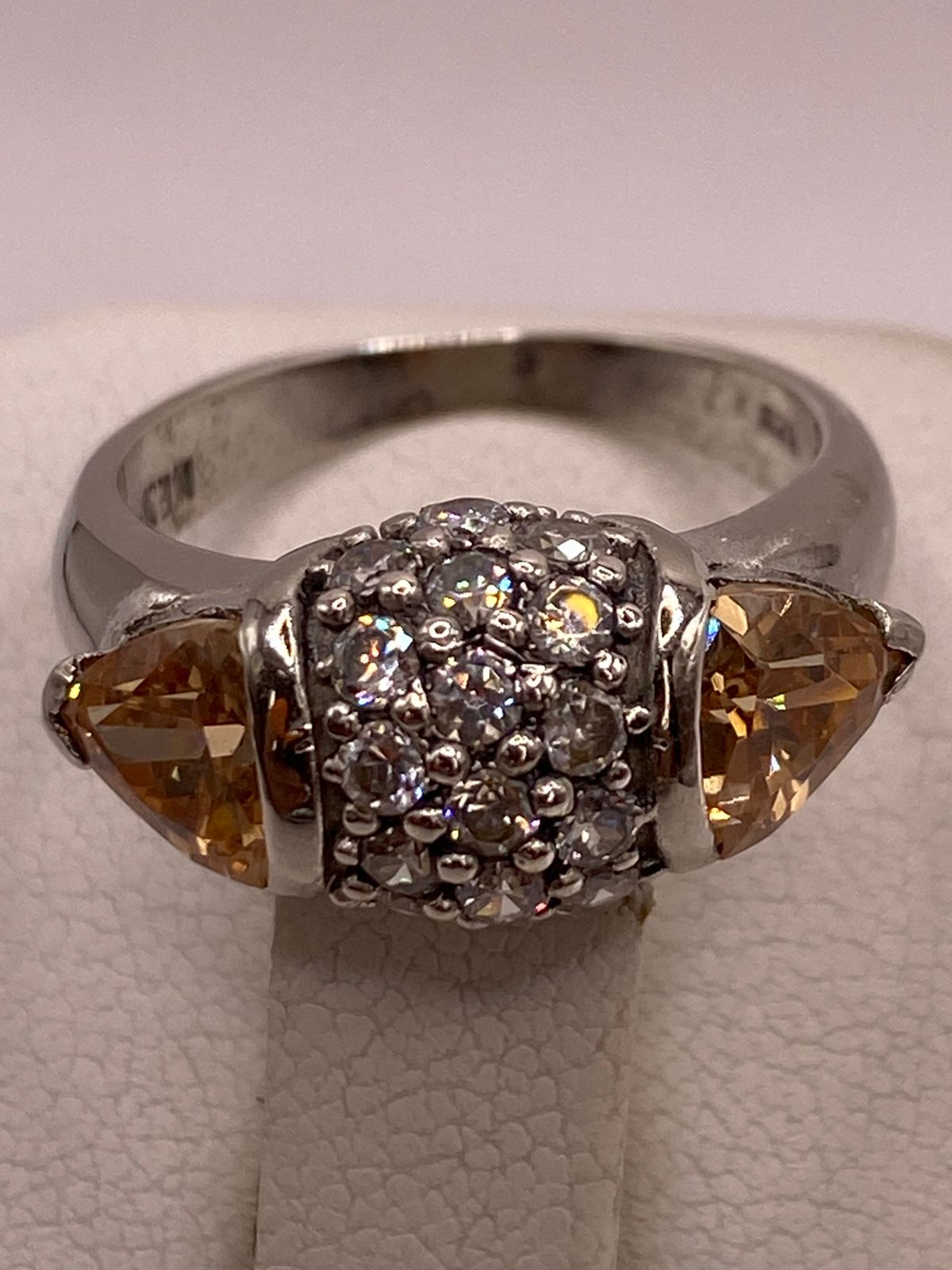 Anillo Elegante con Zirconias Color Champagne en Plata Ley 925