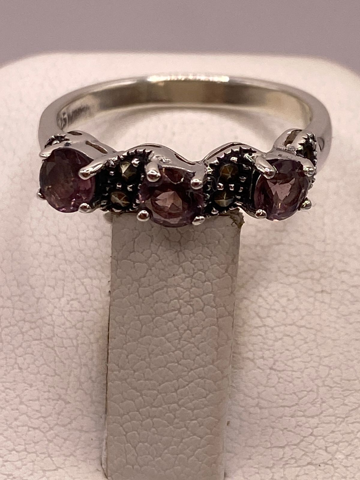 Anillo Elegante con Zirconias Moradas y Marquesitas en Plata Ley 925