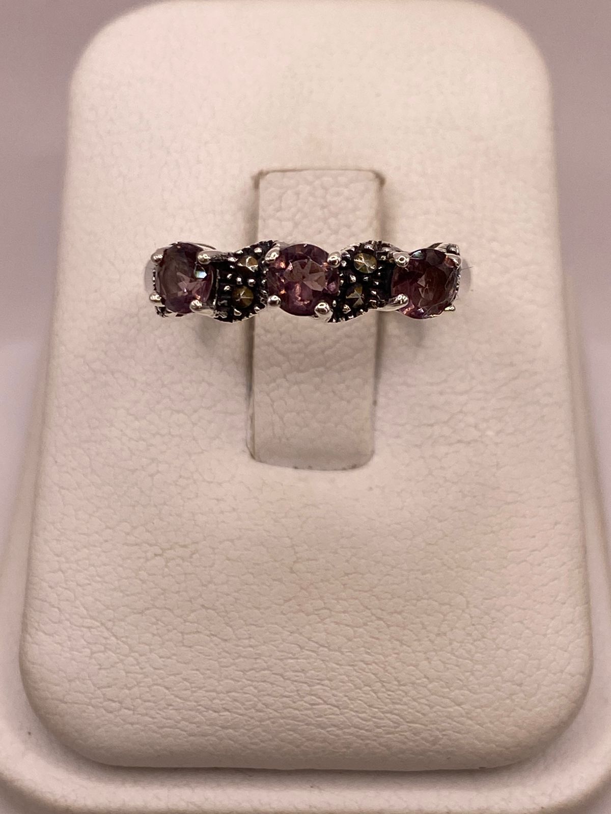 Anillo Elegante con Zirconias Moradas y Marquesitas en Plata Ley 925