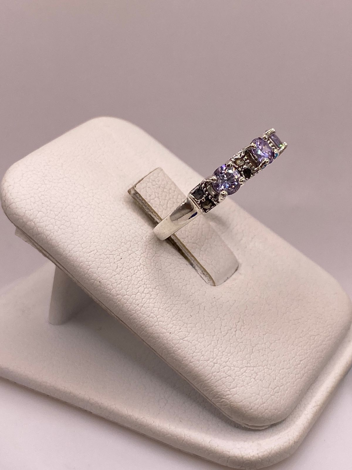 Anillo Elegante con Zirconias Moradas y Marquesitas en Plata Ley 925
