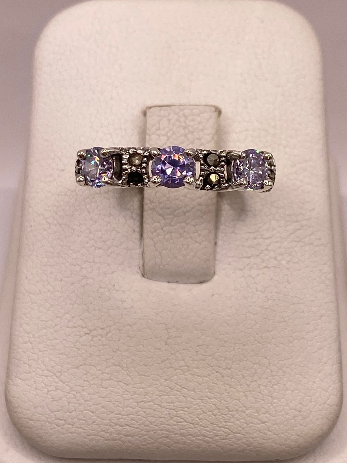 Anillo Elegante con Zirconias Moradas y Marquesitas en Plata Ley 925