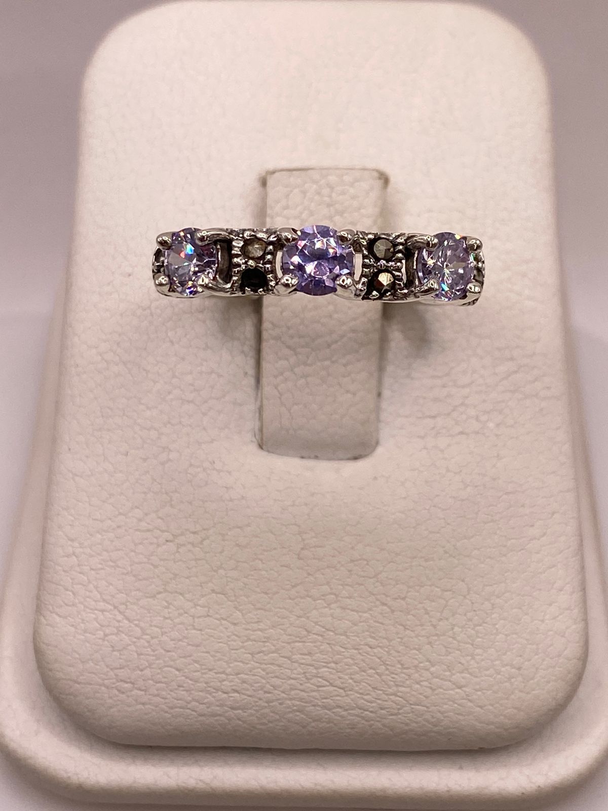 Anillo Elegante con Zirconias Moradas y Marquesitas en Plata Ley 925