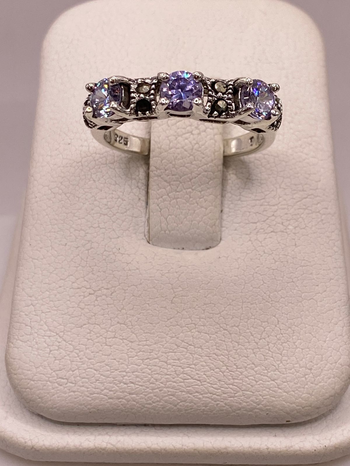 Anillo Elegante con Zirconias Moradas y Marquesitas en Plata Ley 925