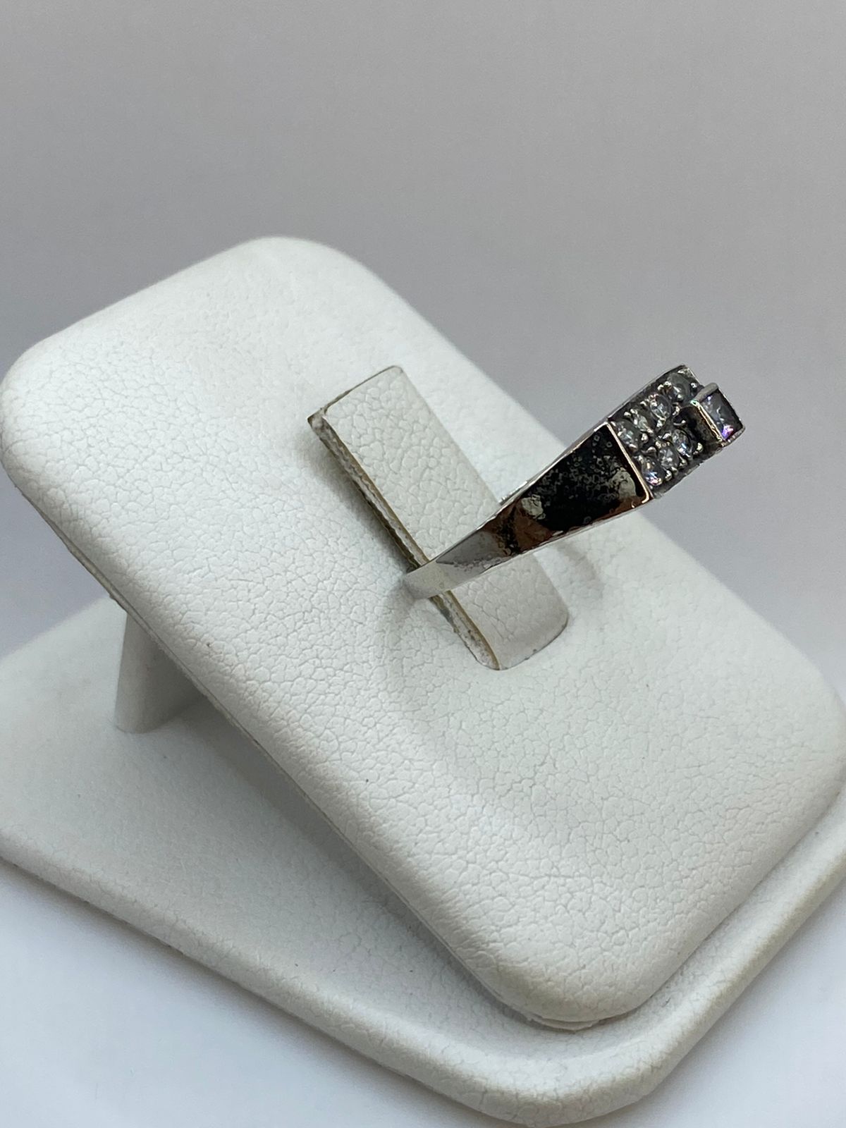 Anillo Elegante con Zirconias en Plata 925