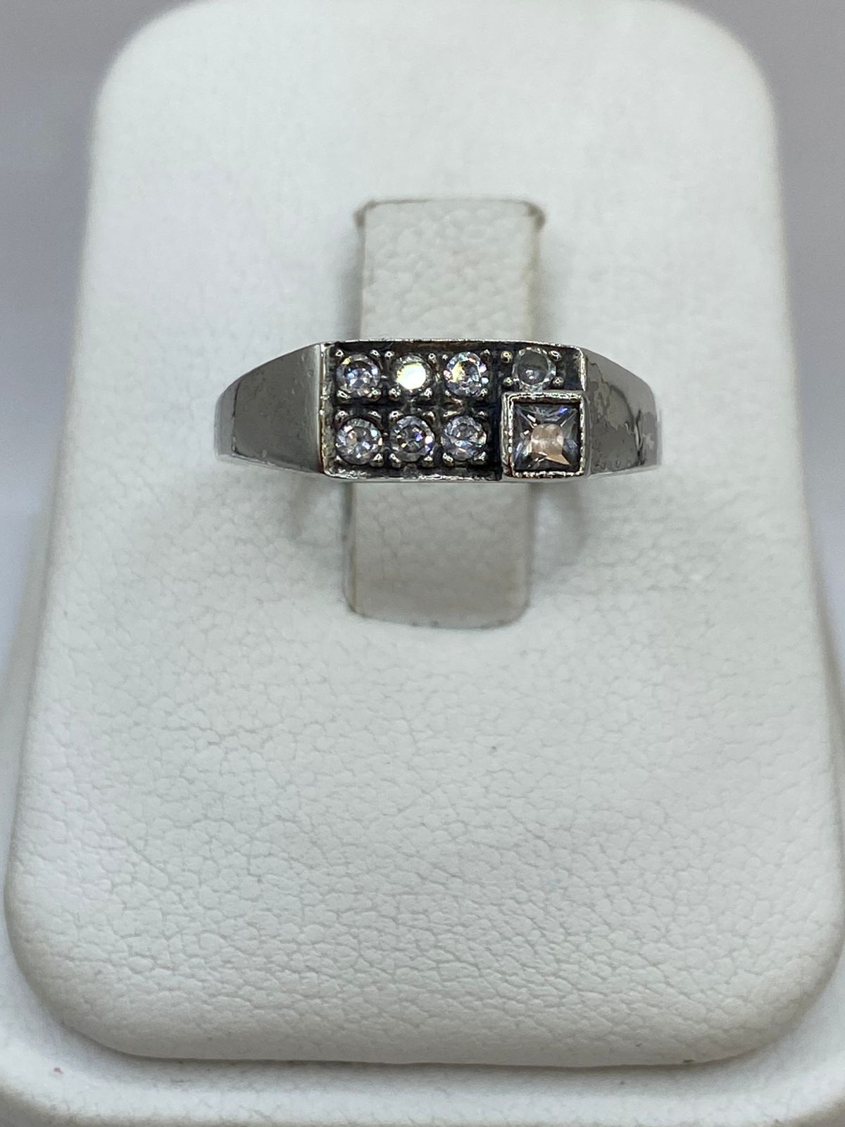 Anillo Elegante con Zirconias en Plata 925
