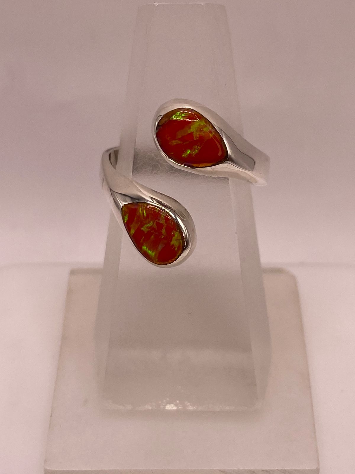 ANILLO ENVOLVENTE DE PLATA LEY 950 CON ÓPALO DE FUEGO