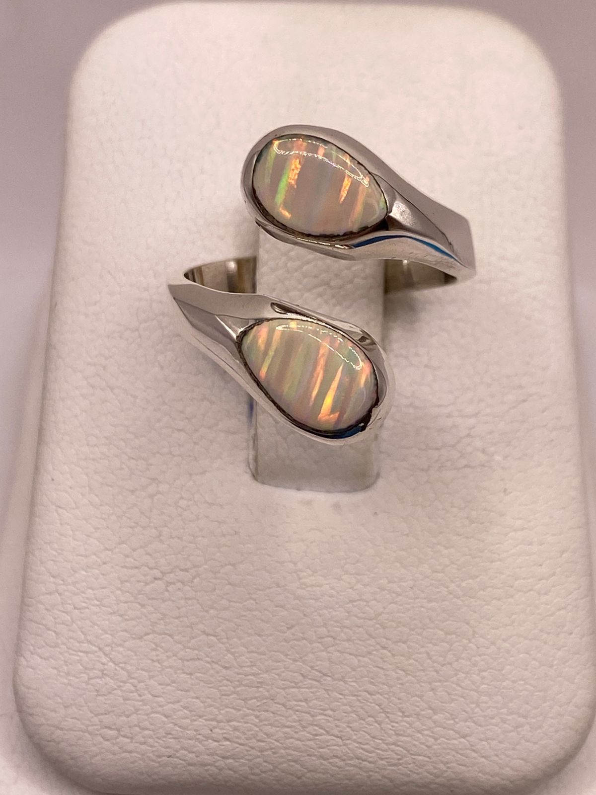 ANILLO ENVOLVENTE DE PLATA LEY 950 CON ÓPALO DE FUEGO TORNASOL